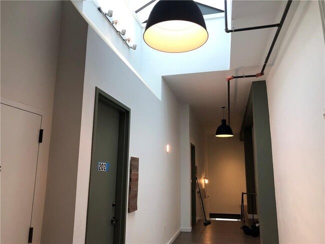 Foto del edificio - 102 E 2nd St