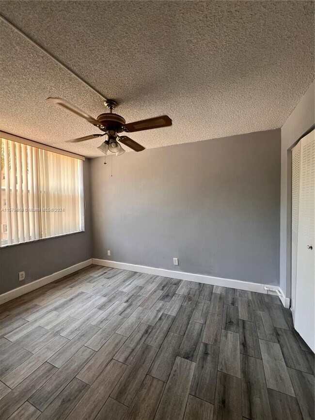 Building Photo - 9430 Live Oak Pl