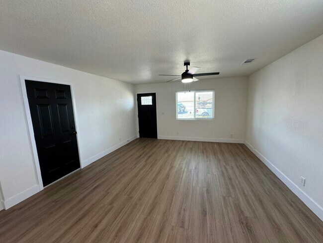 Foto del edificio - 2387 S Backer Ave