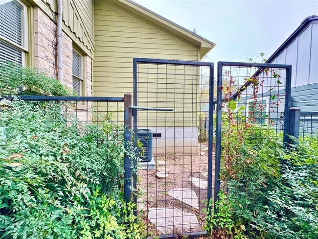 Foto del edificio - 1300 Crestwood Rd