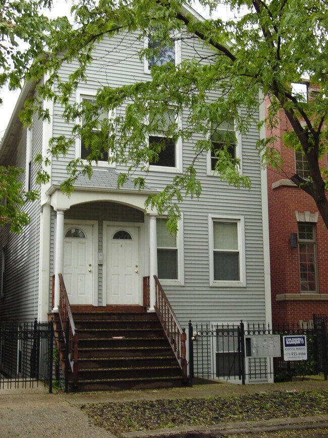 Foto del edificio - 2425 N Greenview Ave