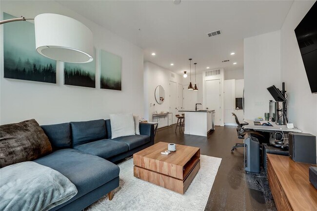 Foto del edificio - 800 Embassy Dr