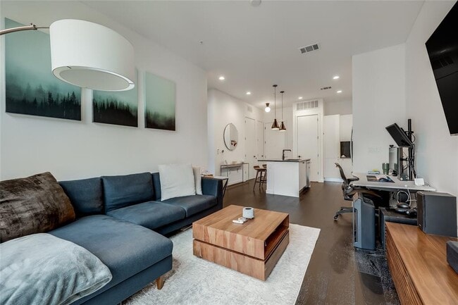 Building Photo - 800 Embassy Dr