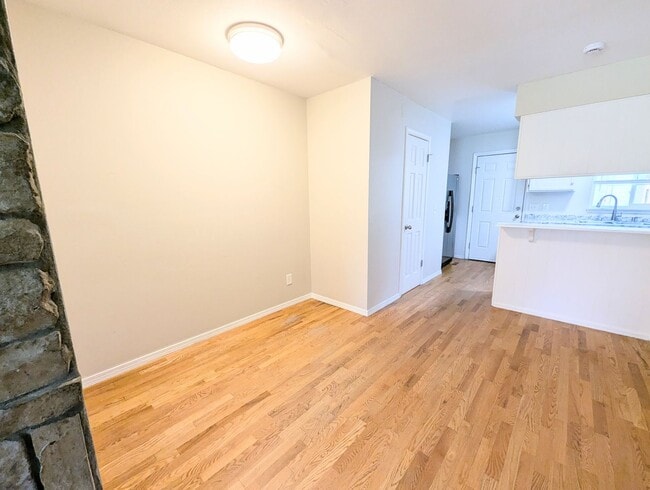 Building Photo - 2 Bedroom in Great Location