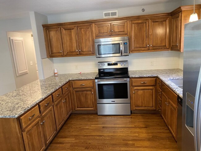 Building Photo - Updated & spacious 2 bedroom in KCMO!