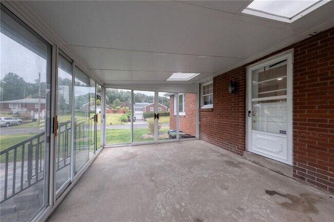 Foto del edificio - 719 Cumberland Rd
