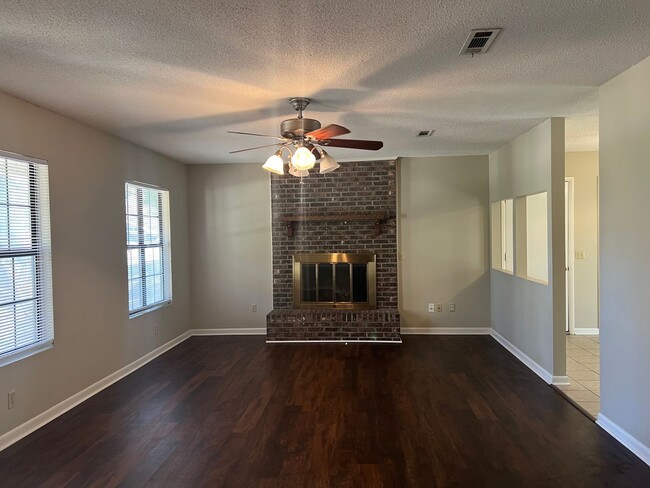 Foto del edificio - 303 Ridgeway Dr