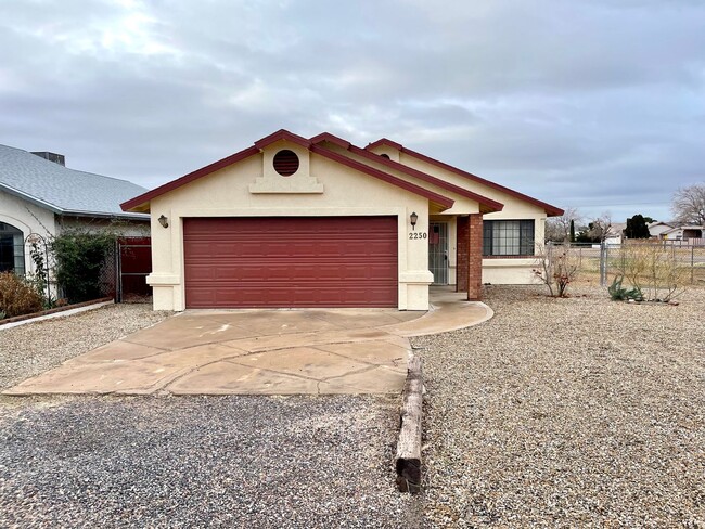 Building Photo - Updated 3 Bedroom Home Near Mohave Communi...