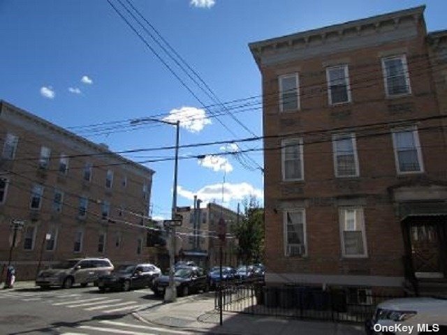 Foto principal - 60-48-60-68 68th Rd