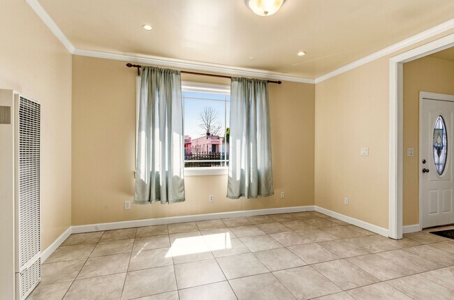 Foto del edificio - Newly Remodeled 4-Bedroom Oakland Duplex with Gated Parking