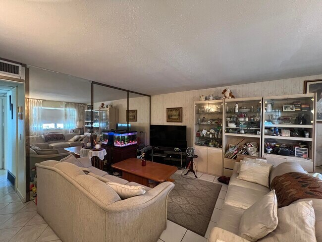 Foto del edificio - 345 Brittany Ave