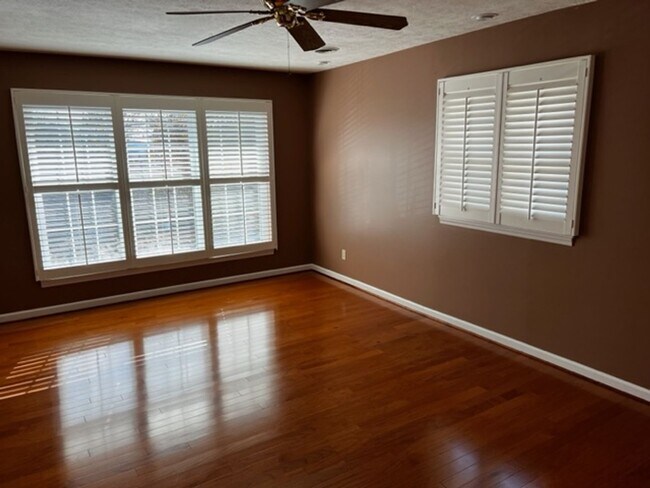 Foto del edificio - Oak Ridge 37830 - 3 bedroom, 1.5 bath home upstairs only with basement bonus room - Call Troy Ada...