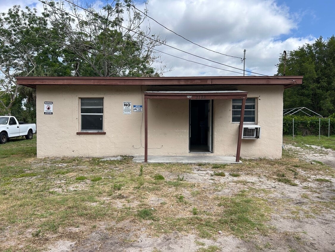 Primary Photo - Cozy 2 Bedroom, 1 Bath Apartment in Charmi...
