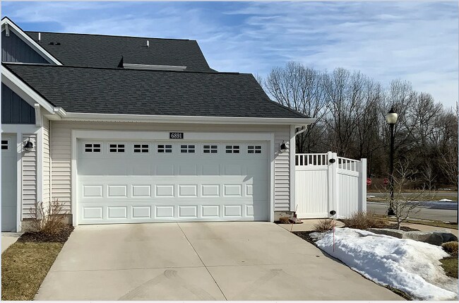 Foto del edificio - 6891 Myers Lake Ave NE