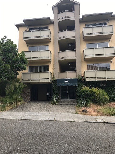 Foto del edificio - 690 Mariposa Ave