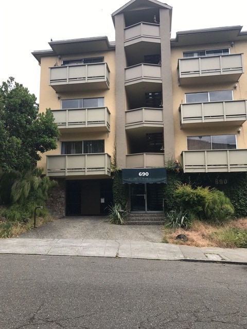 Building Photo - 690 Mariposa Ave