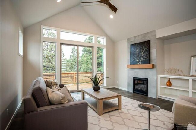 Foto del edificio - Stunning home NE Bend