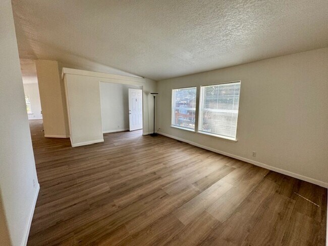 Foto del edificio - Remodeled Home on 1/2 Acre