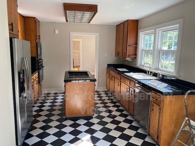 Building Photo - 101 Crest Dr