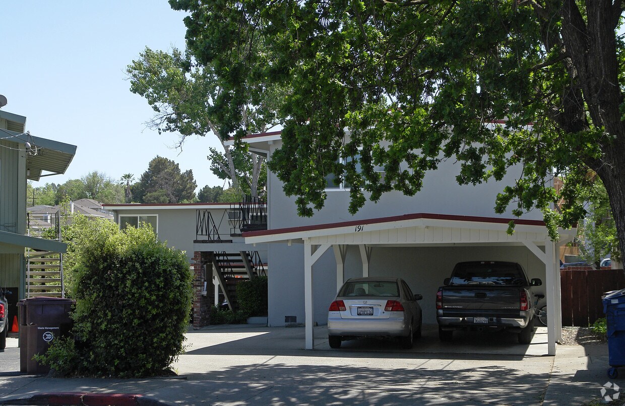 Building Photo - 191 Village Ct