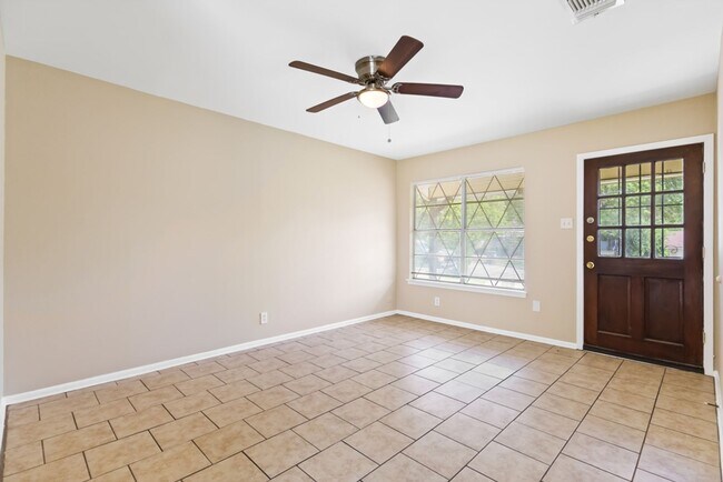 Foto del edificio - 3 Bedroom/1 Bath Garden CT East/Sungate Subdivision