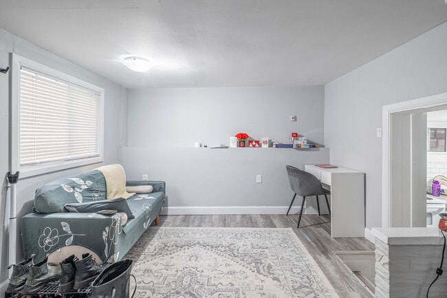Building Photo - 382 Wharncliffe Rd S