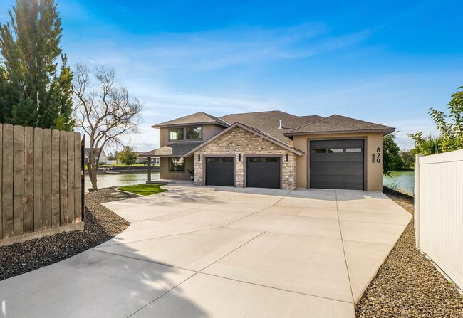 Foto del edificio - Stunning Large Custom Built Home On the Lake!