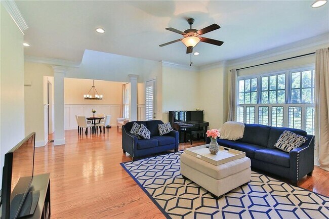 Building Photo - 2675 Rosalyn Ln