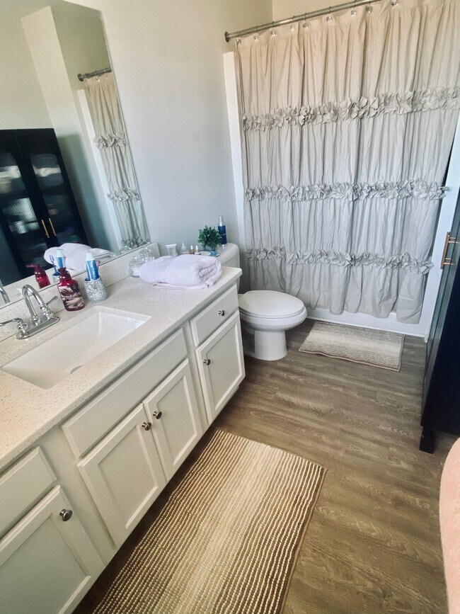 Foto del edificio - 325 Lorien Way