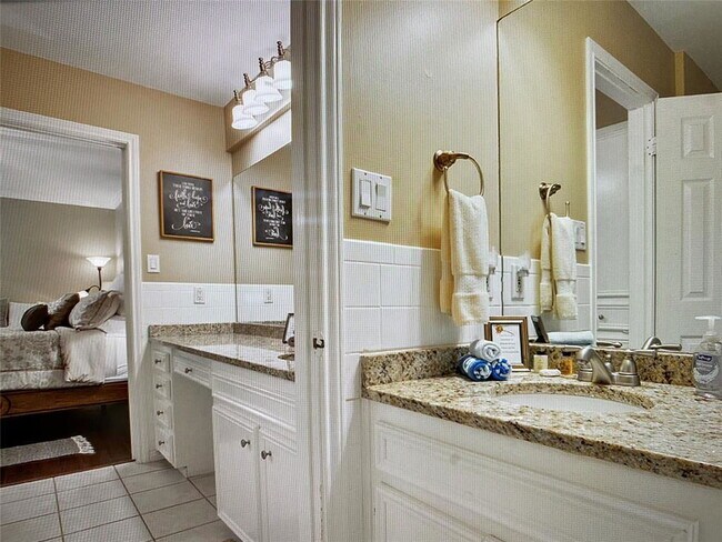 Building Photo - 409 E 6th St