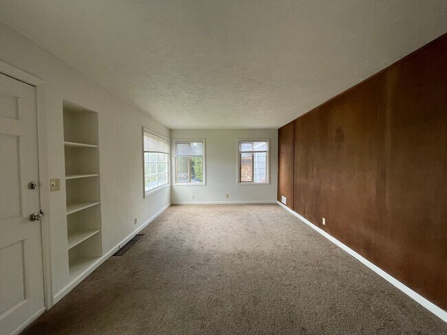 Foto del edificio - 2Bd 1 Ba Classic NE Portland Home With Fenced Backyard! Washer/Dryer Hookups.