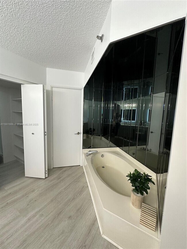 Foto del edificio - 3600 Mystic Pointe Dr
