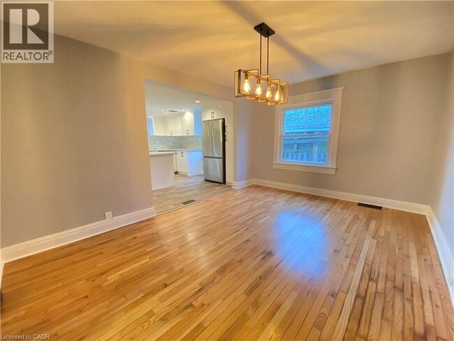 Photo du bâtiment - 168 Garside Ave N