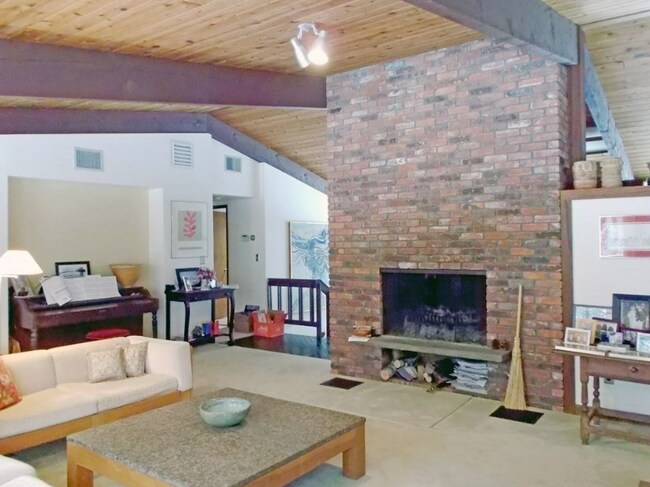 Foto del edificio - 60 Garnet Rock Ln