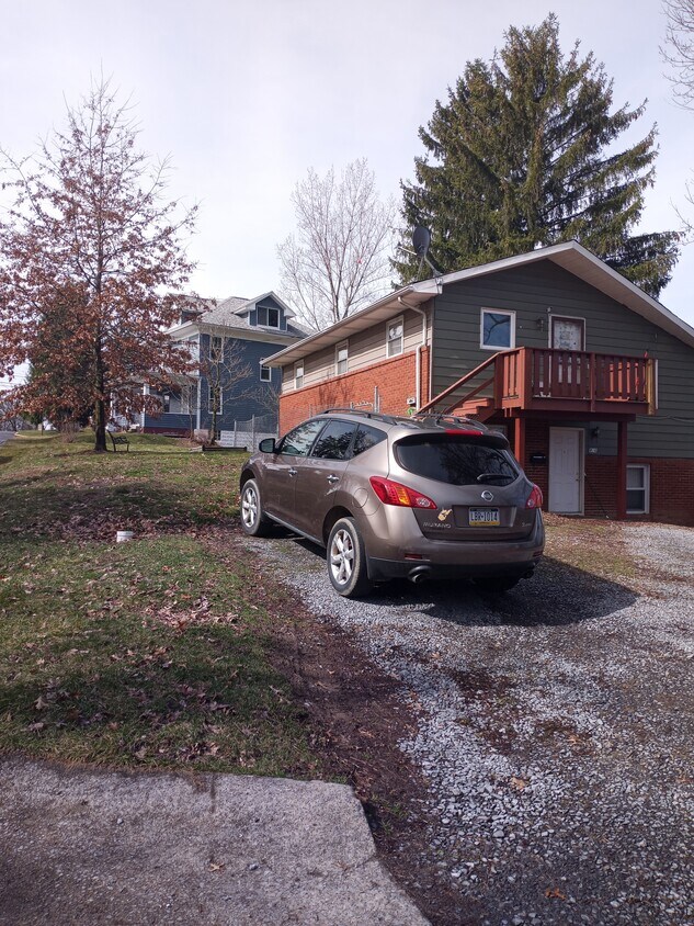 816 Grand St Unit Duplex, WV 26501 Apartments in