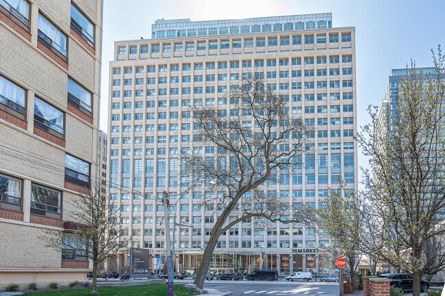 Photo du bâtiment - 111 St Clair Ave W