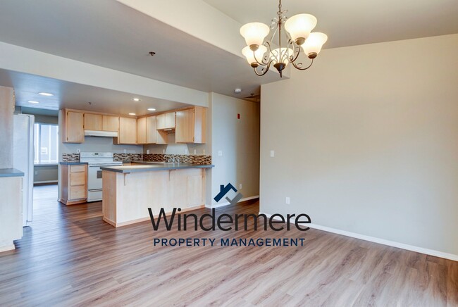 Foto del edificio - 2 Bed + Den/Office  2 Bath Condo W/S/G Inc...