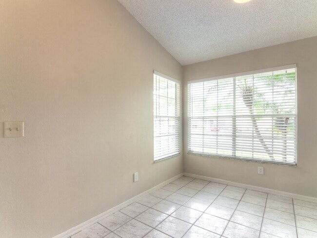 Foto del edificio - 1247 Holly Springs Cir