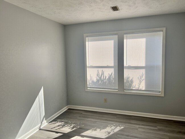 Building Photo - 1002 Brookhollow Dr