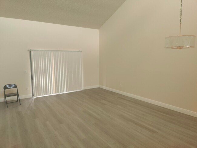 Foto del edificio - 302 Lakeview Dr E