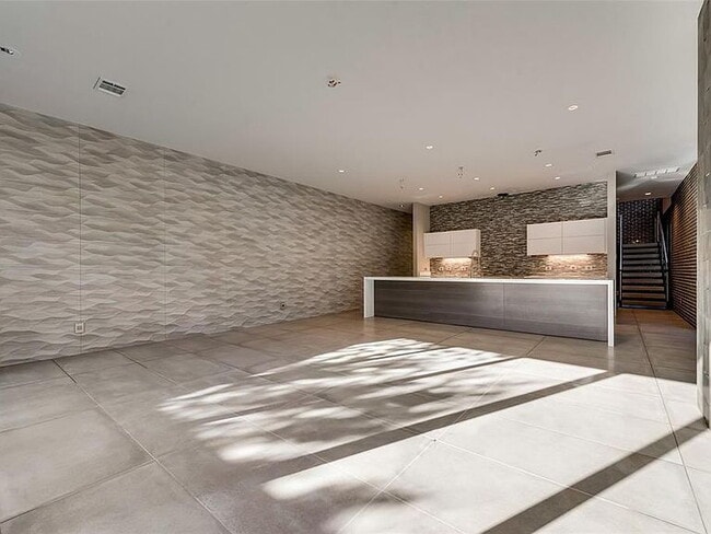 Building Photo - "Luxurious 3-Bed Oasis with 5 Full Baths in Prime Dallas Location - 4,666 Sq Ft of Elegance!"