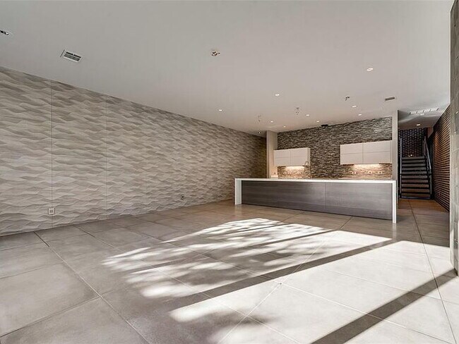 Foto del edificio - "Luxurious 3-Bed Oasis with 5 Full Baths in Prime Dallas Location - 4,666 Sq Ft of Elegance!"