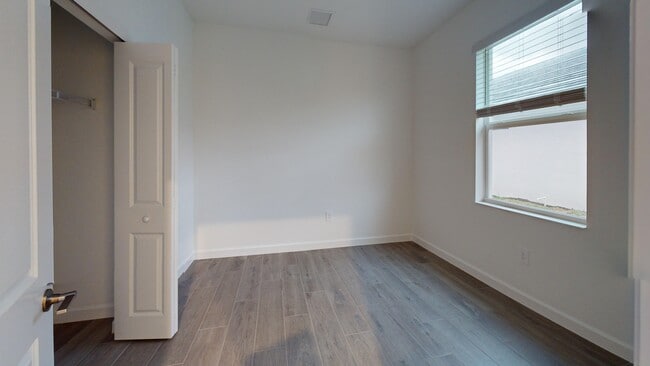 Building Photo - 7773 Lakes Edge Ln