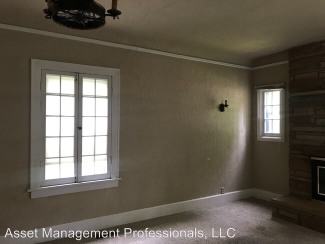 Building Photo - 946 Poly Dr