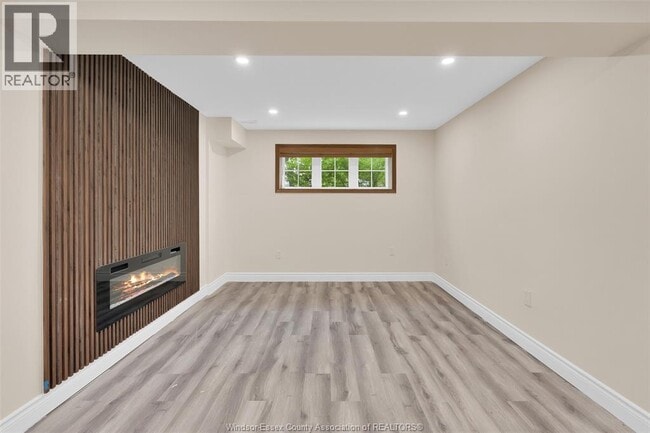 Building Photo - 1081 Treverton Crescent