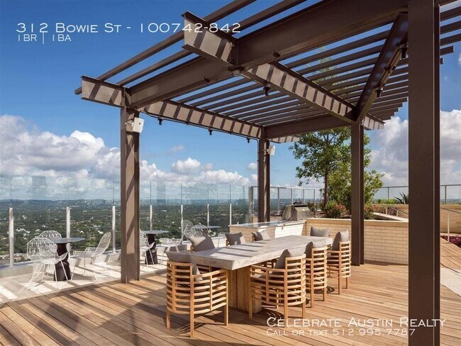 Foto del edificio - Rooftop Pool Overlooks Heart Of Austin