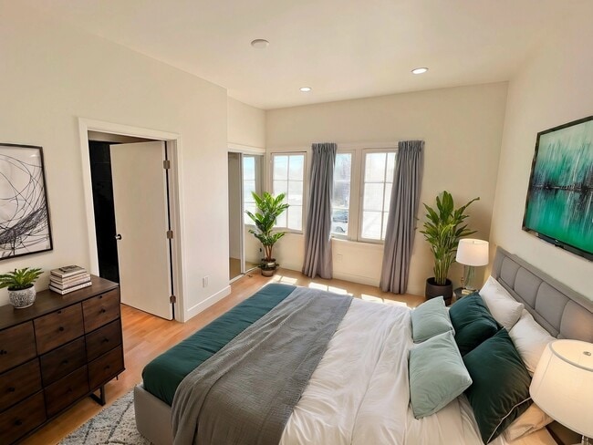 Building Photo - 3919 1/2-31-2 Mont Clair St