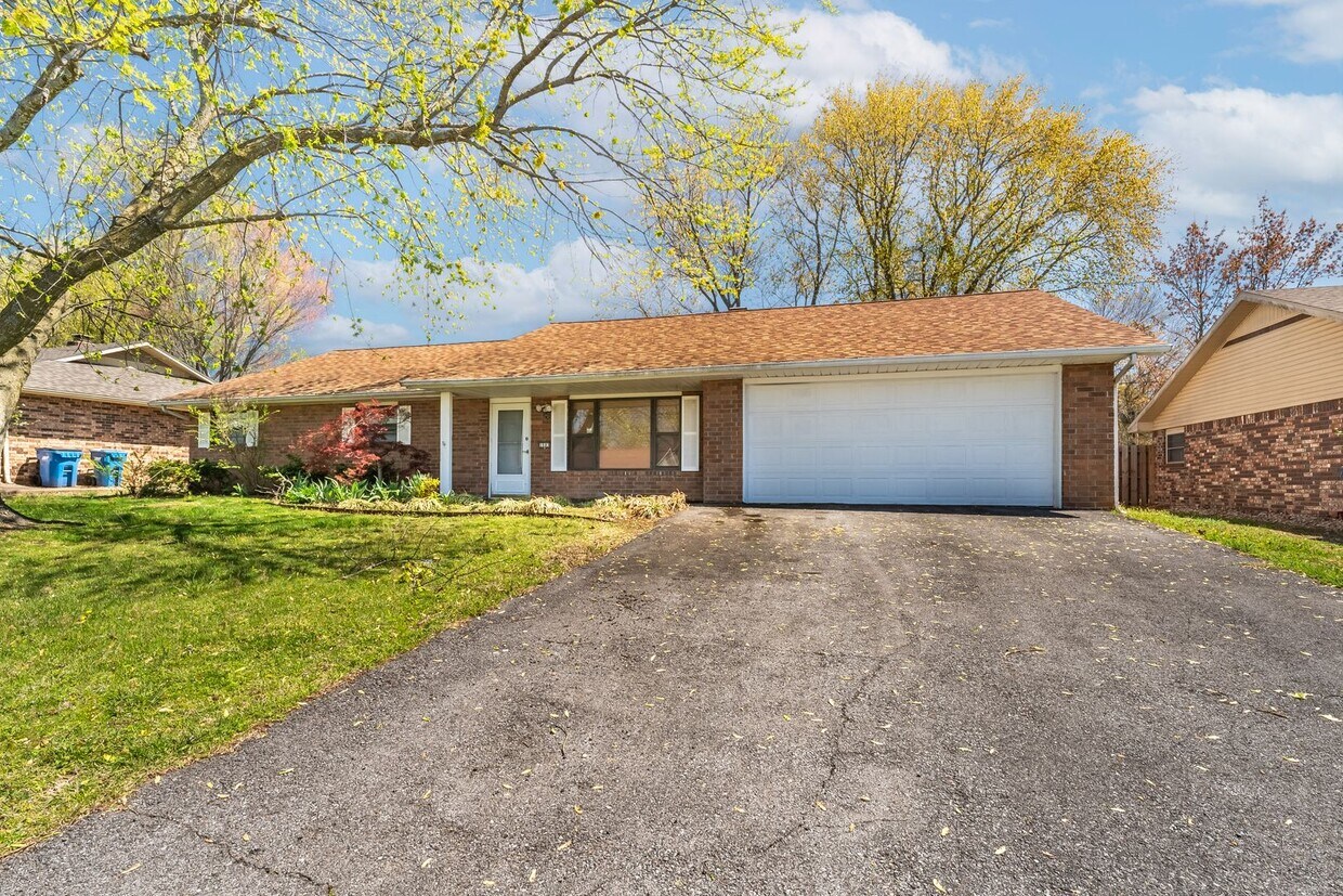 Primary Photo - Charming 3-Bedroom Bentonville Rental: Pet...