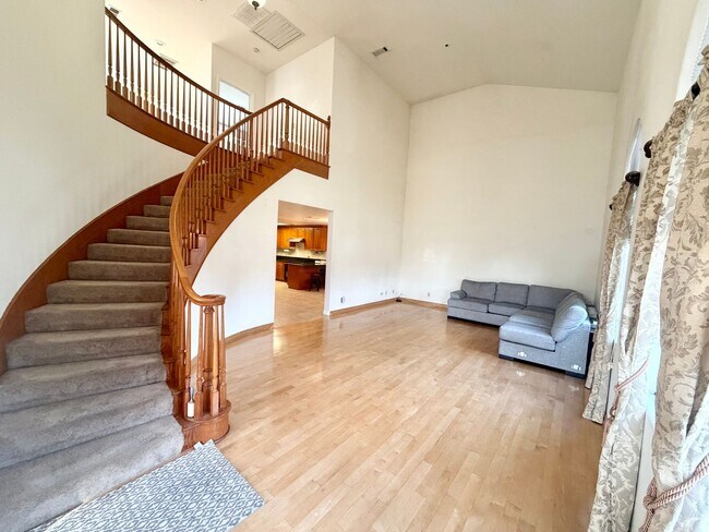 Foto del edificio - Spacious Modern Home with EV Charger, Solar & Gated 3-Car Garage