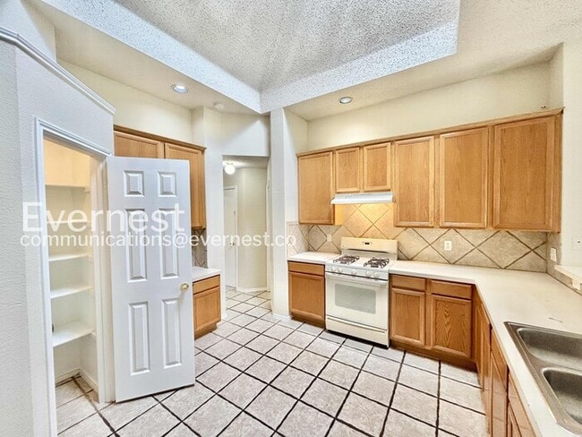 Building Photo - 4 Bed/2 Bath Home with Garage / Pet-Friendly / Available Now!